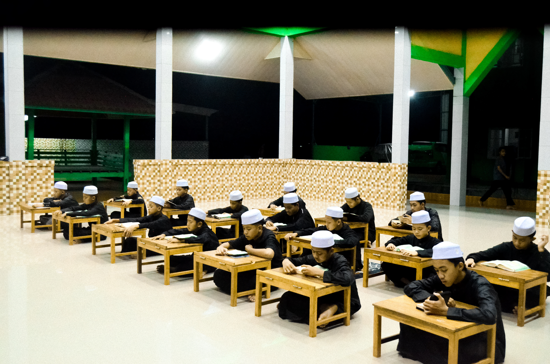 Belajar Malam di Aula