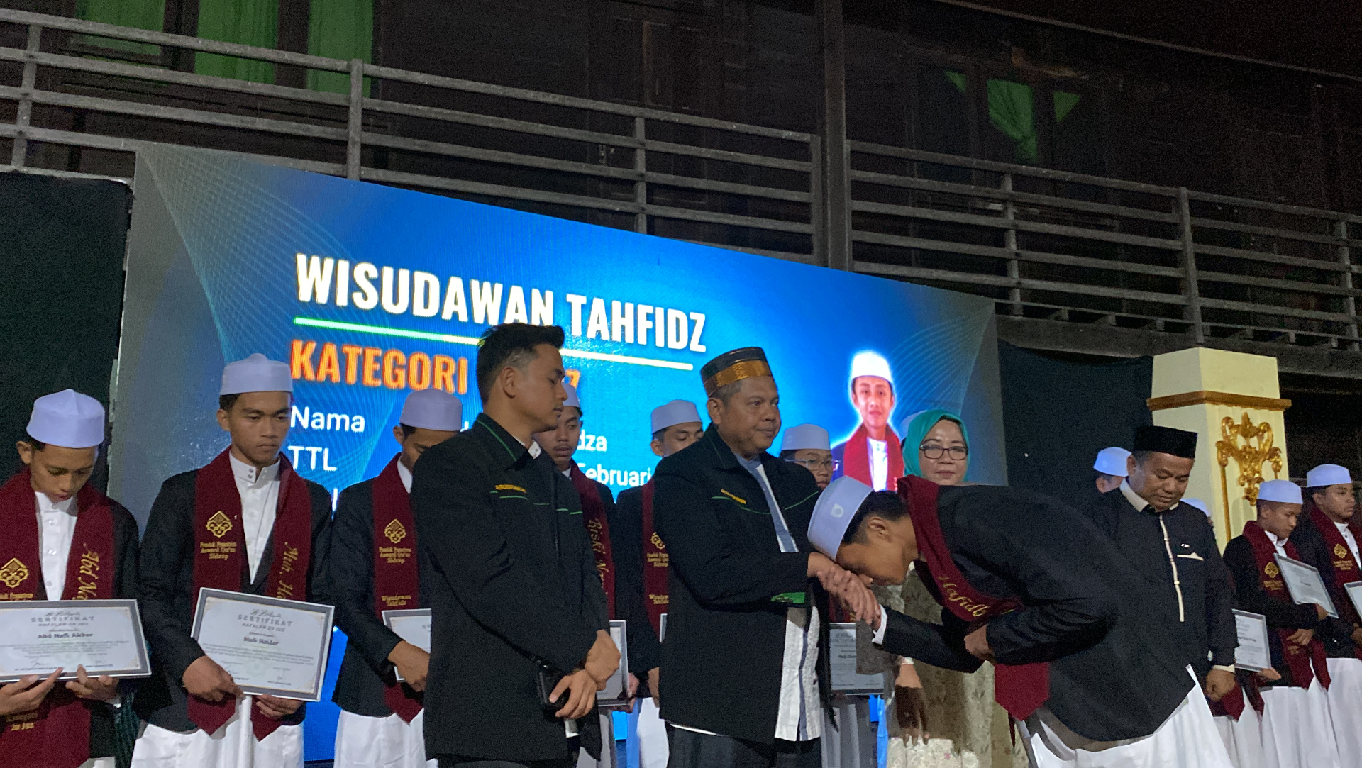 Prosesi Salaman Wisuda