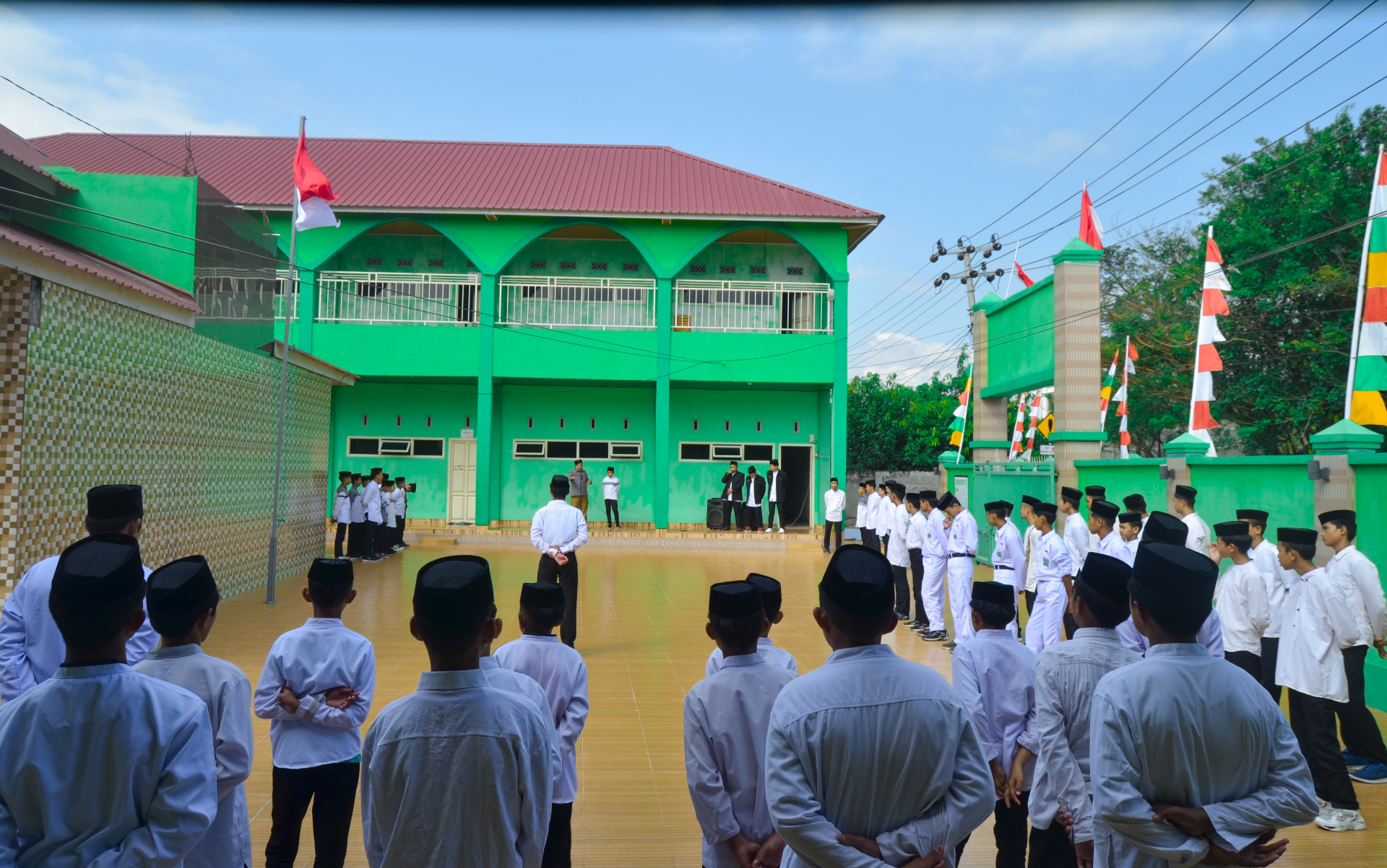 Upacara di Halaman Pondok